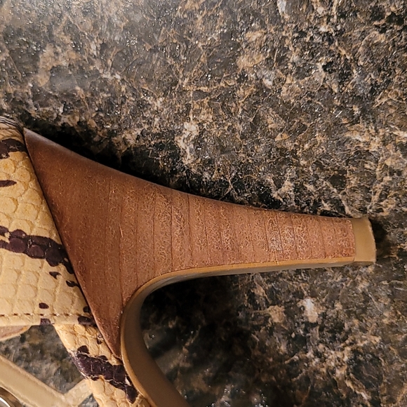 Carlos Santana Peep Toe Pumps - Picture 5 of 8